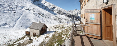 Gruppen von Skitourengehern an einem Grat