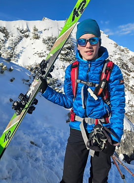 Leiter Julian steht lässig am Berg