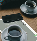 Auf diesem Bild zu sehen Symbolisch ein Handy und eine gedruckte alpinwelt für die digitale Version und die wie bisher gedruckte Version