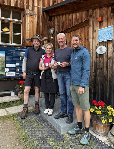 Übergabe der Ehrenmedaille der Sektion Oberland vor der Johannishütte