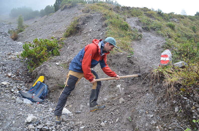 Einige Stellen im Wegegebiet werden vom Wasser stark erodiert – und Eberl muss diese jedes Jahr aufs Neue ausbessern.
