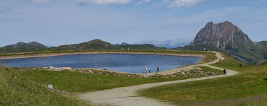 Bergsee mit Wanderweg