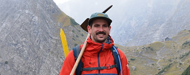 Niklas Eberl mit Hacke vor Lamsenjochhütte