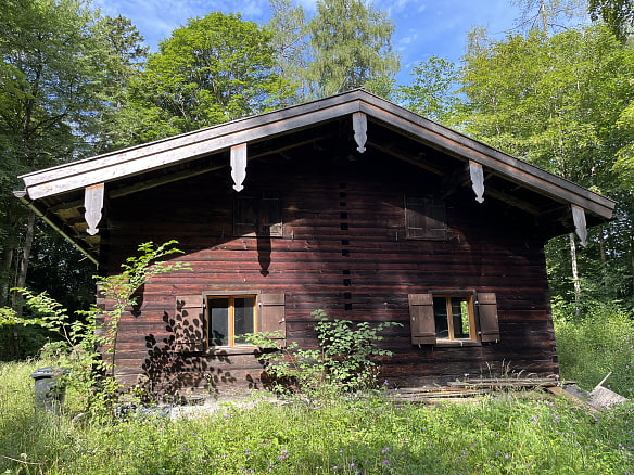 Noch im Dornröschenschlaf liegt die Brunntalhütte bei Schleching, die wir zu einer neuen Selbstversorgerhütte für Familien ertüchtigen werden.