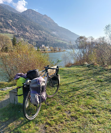 Moderne Gleitschirme wiegen nur noch zwischen drei und sechs Kilogramm. Das macht Alpendurchquerungen mit Rad und Schirm möglich.