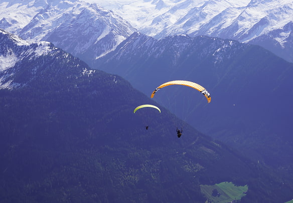 „Dass man mit diesem Stofffetzen in der Luft bleibt“: Franziska Vogel (grüner Schirm) und Maria Müller beim gemeinsamen Aus-Flug