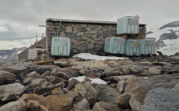 SKostbares Gut: Die Wassertanks der Neuen Prager Hütte werden mit Ultraschallsensoren überwacht.
