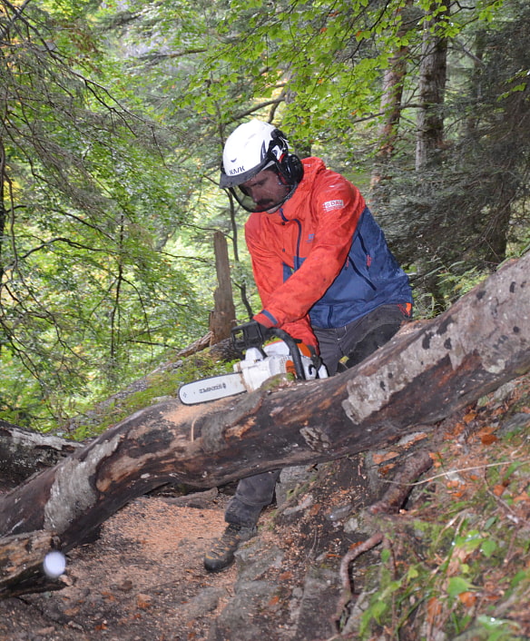 Einige Stellen im Wegegebiet werden vom Wasser stark erodiert – und Eberl muss diese jedes Jahr aufs Neue ausbessern.