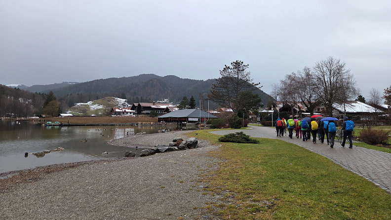 Bei leichtem Regen starten wir am Schliersee auf den Prinzenweg.
