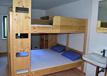 Doppelstockbett mit Waschbecken