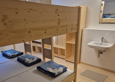 Holzstockbetten mit Waschbecken