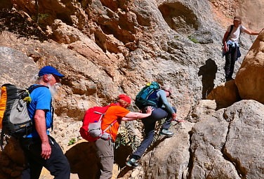 vier Bergsteiger beim Aufstieg am Klettersteig
