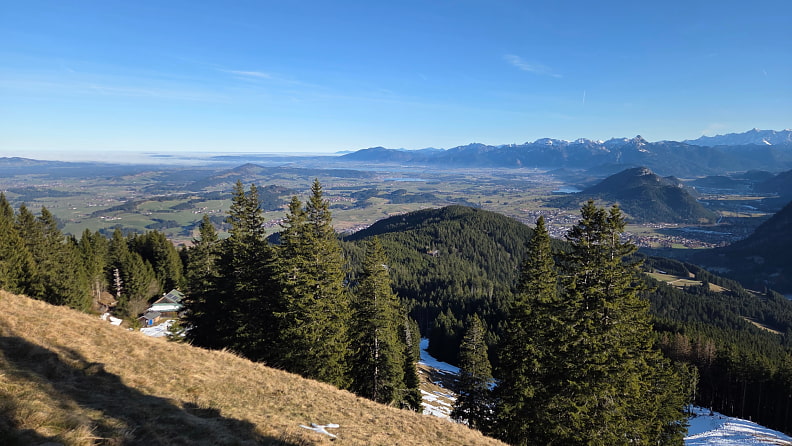 Das Alpenvorland ist mit Nebel bedeckt.