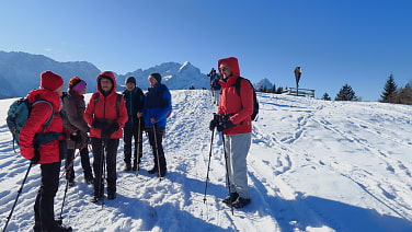 ... auf einen aussichtsreichen Wiesenhügel mit herrlícher Bergsicht ...