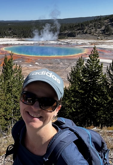 Ina Wittko-Schneider vor dampfendem kreisrundem See