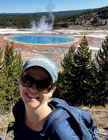 Ina Wittko-Schneider vor dampfendem kreisrundem See