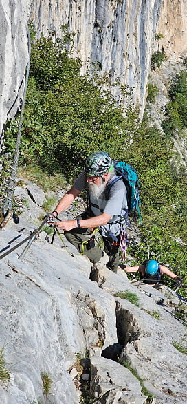 Kletternde Person am Klettersteig
