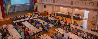 Hochgehaltene Hände zum Zeichen der Partizipation