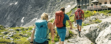 Eine wandernde Gruppe auf dem Weg zu einer Hütte