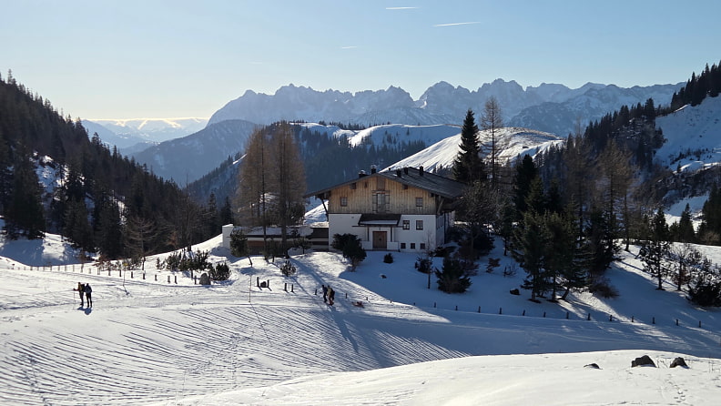 Bei uns ist es sonnig. Südlich der Berge stauen sich die Föhnwolken.
