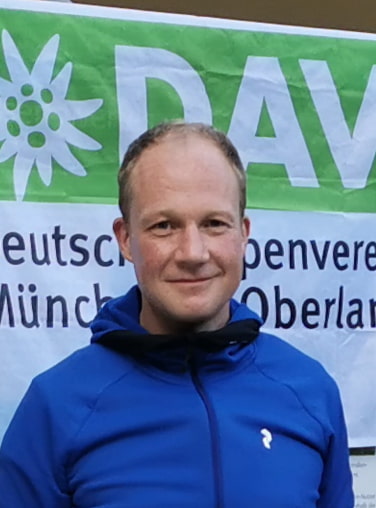 Martin steht vor einem DAV-Banner