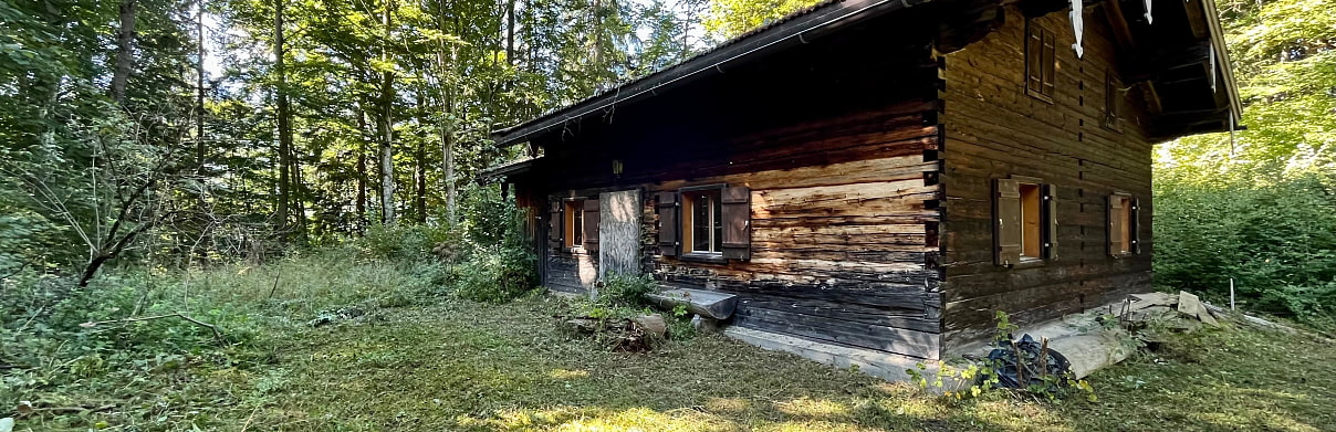 Bild zeigt den Oberländerhof Haunleiten und die kleine Kapelle in einer winterlichen schneebedeckten Landschaft