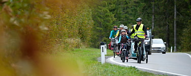 Radfahrer auf einer Straße im Graswangtal