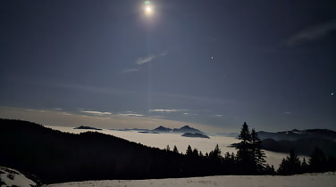 Vollmond über der Gindelalmschneid. Der Mond bescheint die Landschaft und den Hochnebel.