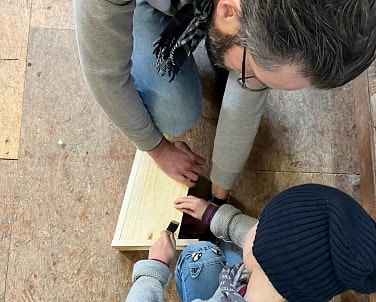 Menschen bauen Nistkasten 