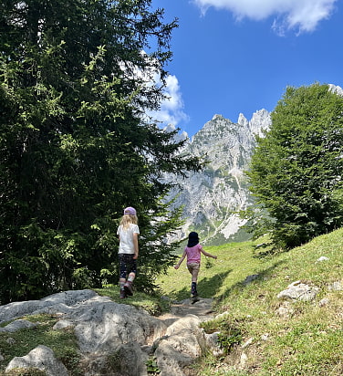 Zwei Mädchen wandern durch die Berge