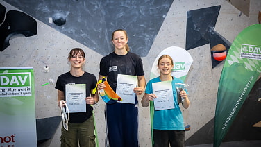 Elli Fassbender (Mitte) ist die neue Bayerische Meisterin im Bouldern in der U21; Elise Heyer (links) die neue Vizemeisterin.
