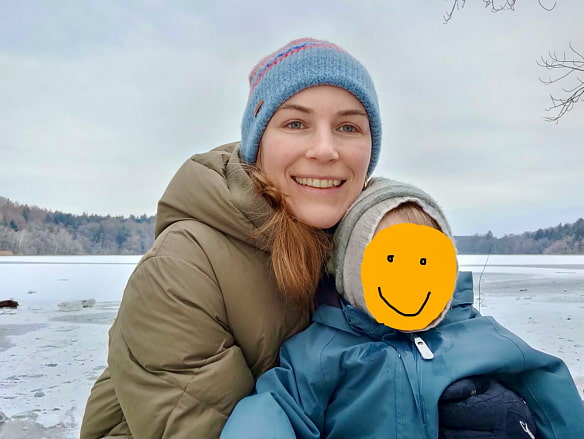 Gruppenbetreuerin Annika mit ihrem Sohn