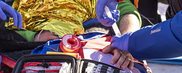 Medizinisches Equipment wie Rettungsdecke, Verband und Spritzen während einem Rettungseinsatz 