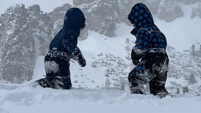 Zwei Jungs auf Expedition im Schnee
