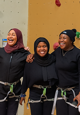 Bunte Gruppe mit Menschen verschiedener Herkunft