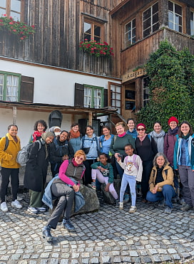 Bunte Gruppe mit Menschen verschiedener Herkunft