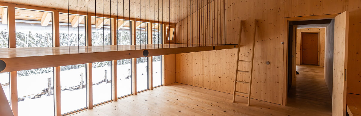 Bild zeigt die Blankensteinhütte in einer Großaufnahme, wie sie im Wald liegt