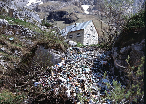 Die Falierhütte in den Dolomiten, südlich der Marmolada mit einem Müllberg den Abhang davor. Die Aufnahme ist datiert zwischen 1975 und 1985.