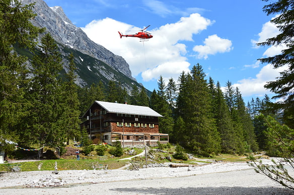 Nicht nur die Ver-, auch die Entsorgung funktioniert oft nur mit dem Hubschrauber. Müll kostet Platz, Zeit und Geld.