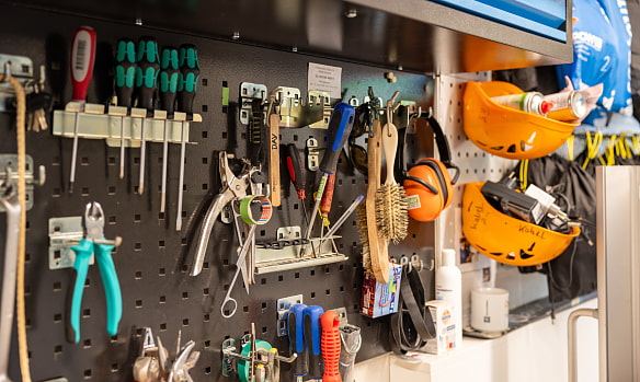 Gefüllte Regale im Ausrüstunglange 