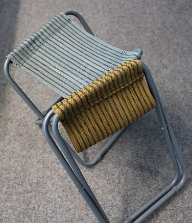 Klapphocker mit Seil als Polster.