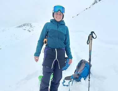 Frau mit Rock beim Sktitourengehen