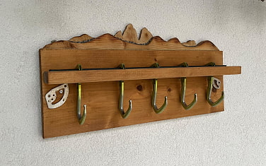 Gardarobe aus Holz mit Karabiner von Klettersteigsets als Haken