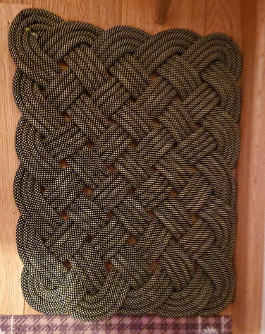 Zu einem Teppich verwebten Seil