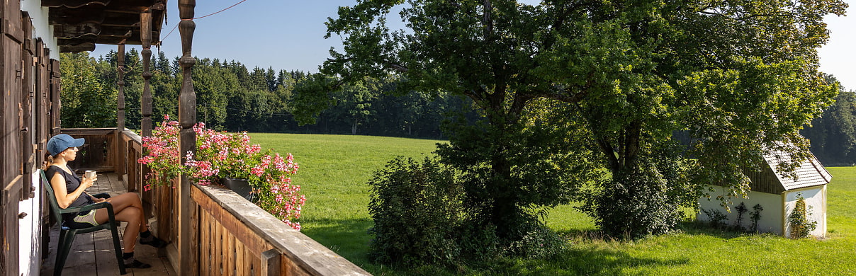 Bild zeigt den Oberländerhof Haunleiten und die kleine Kapelle in einer winterlichen schneebedeckten Landschaft