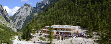 Die Höllentalangerhütte im Sommer