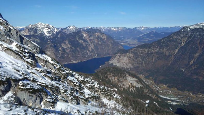 Vom Krippenstein über dem Hallstätter See geht es für sechs muntere Schneeschuhwanderer durch die fantastische Schneelandschaft auf dem Dachsteinplateau.
