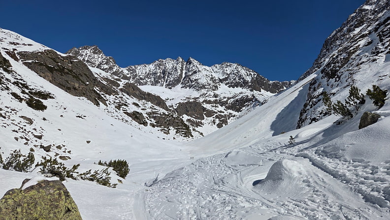 Am Nachmittag erreichen wir die Winnebachseehütte, wo wir den Sonnenschein auf der Terasse genießen.