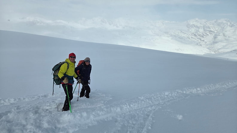 Auch mit Skiern sinken wir tief im Schnee ein.