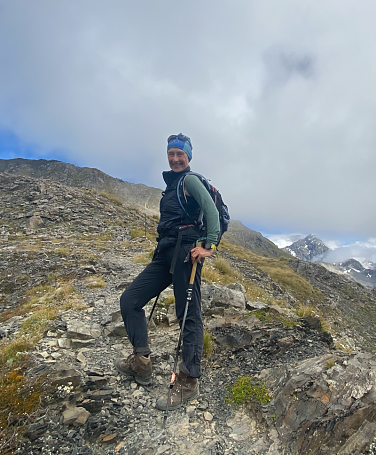 Kristine vor karger Gebirgslandschaft.